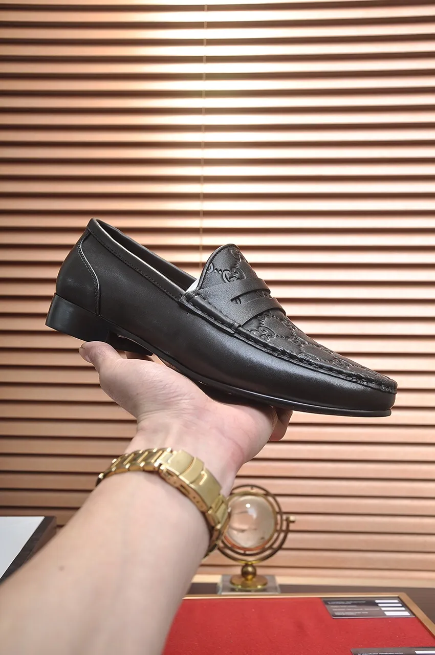 Men's shoes💰500💶Italy's top luxury men's shoe giant (GUCCI) (Gucci) (full cowhide lining) new arrival🍃Original European style🔰 Pleasant to the eye😍In order to make the shoes more durable and non-deformable🌀The production continues to follow traditional methods but there is still no lack of innovation💪Choose original sheepskin for the leather♻️ Smooth and natural And extra bright ⭐Made of imported cowhide, the first choice of rich people 38-45 (45 customized)